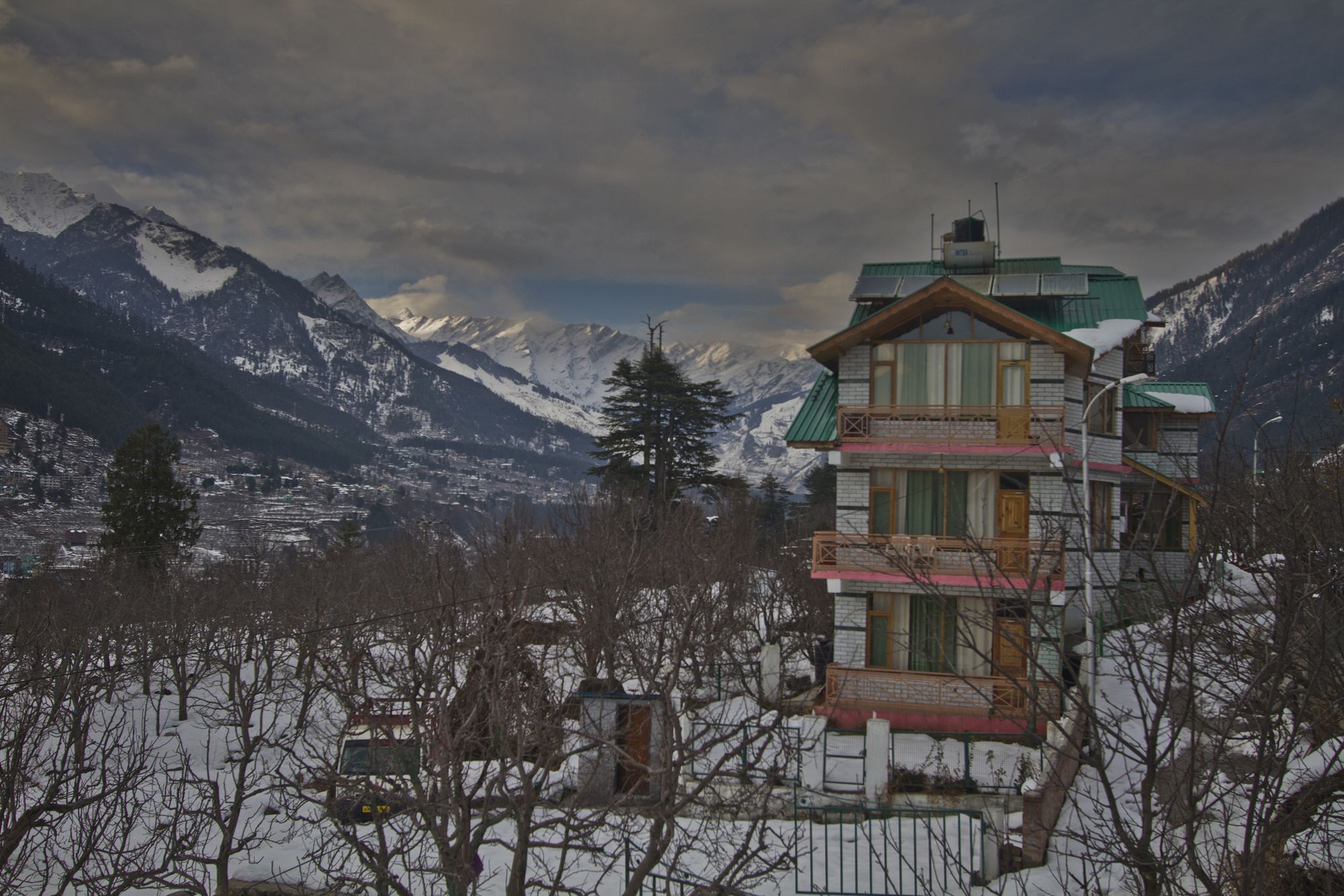 Hotel Mountain Face Manāli エクステリア 写真